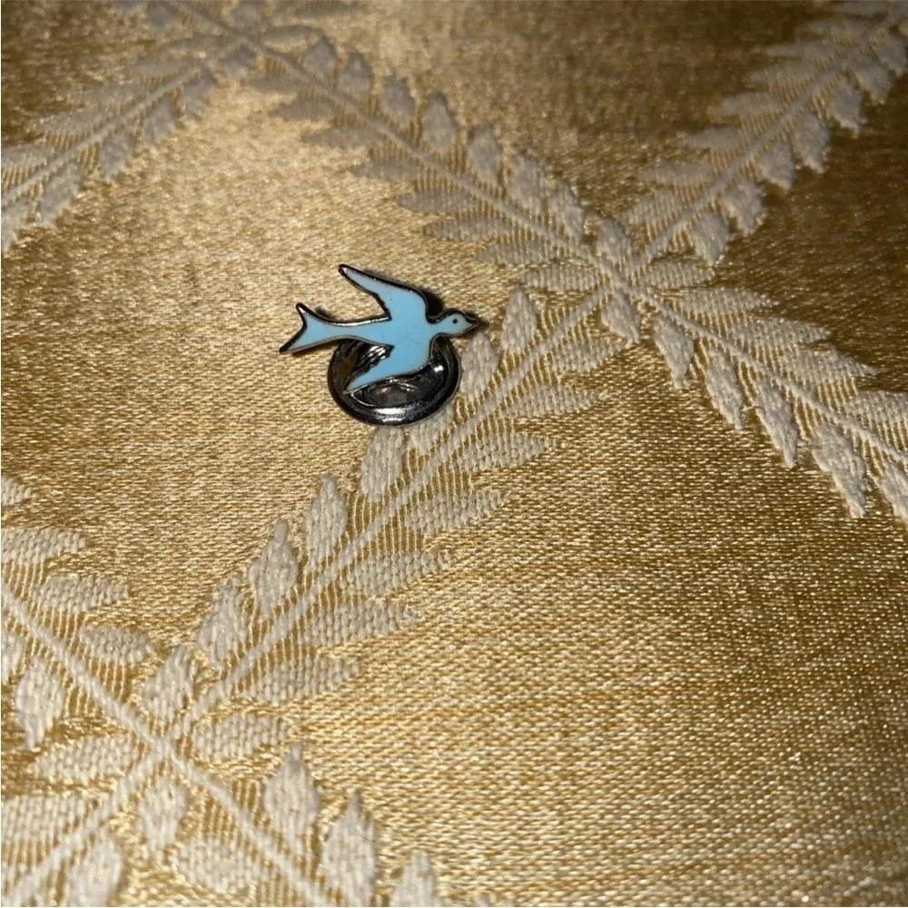 Lapel pin vintage dove of peace ￼‎